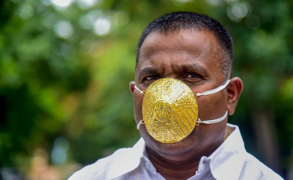 Hindistanlı iş adamı corona virüse karşı altın maske takıyor - 1