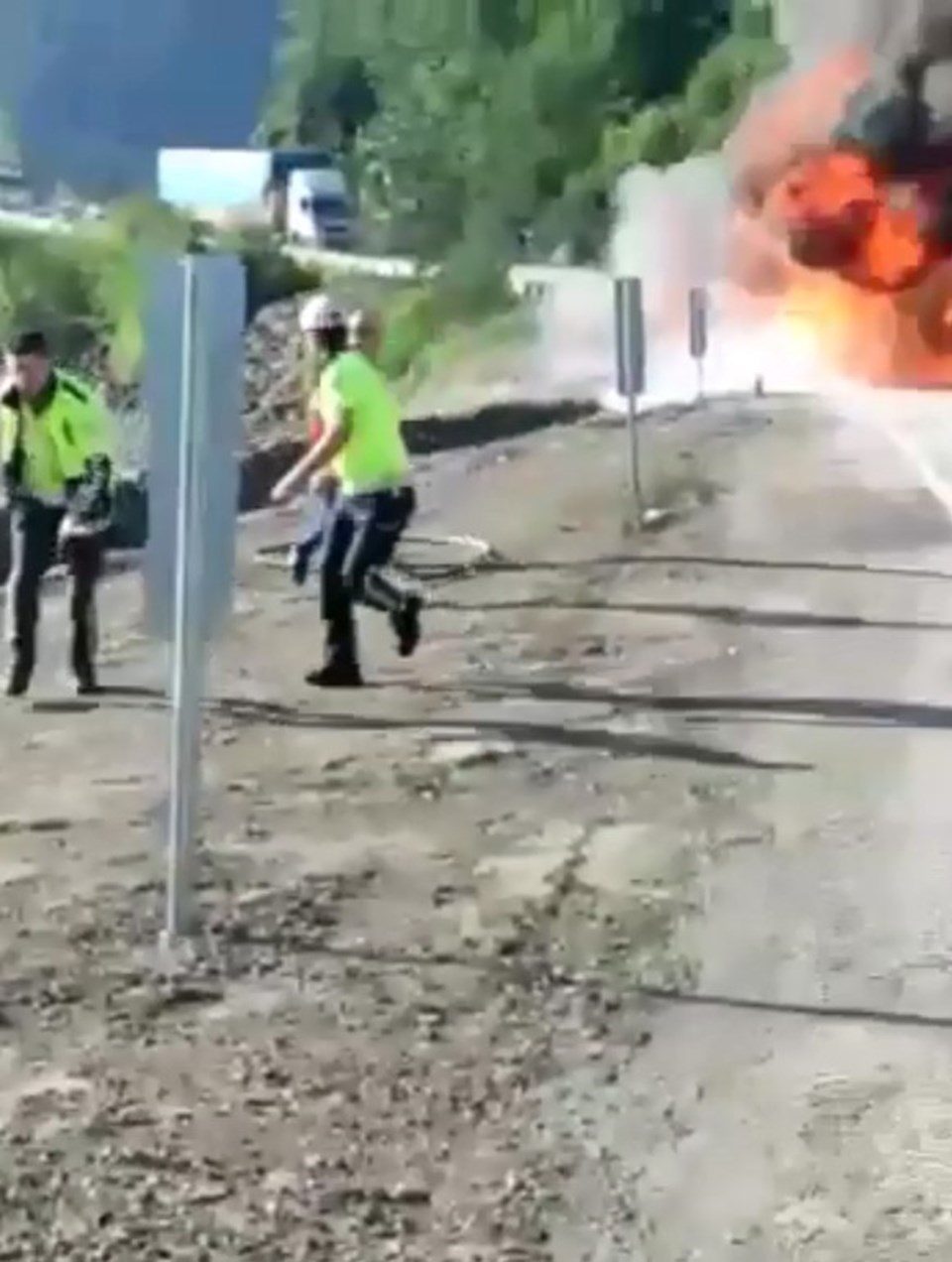 Kastamonu Bozkurt'a yardım malzemesi taşınan TIR'da yangın çıktı - 1