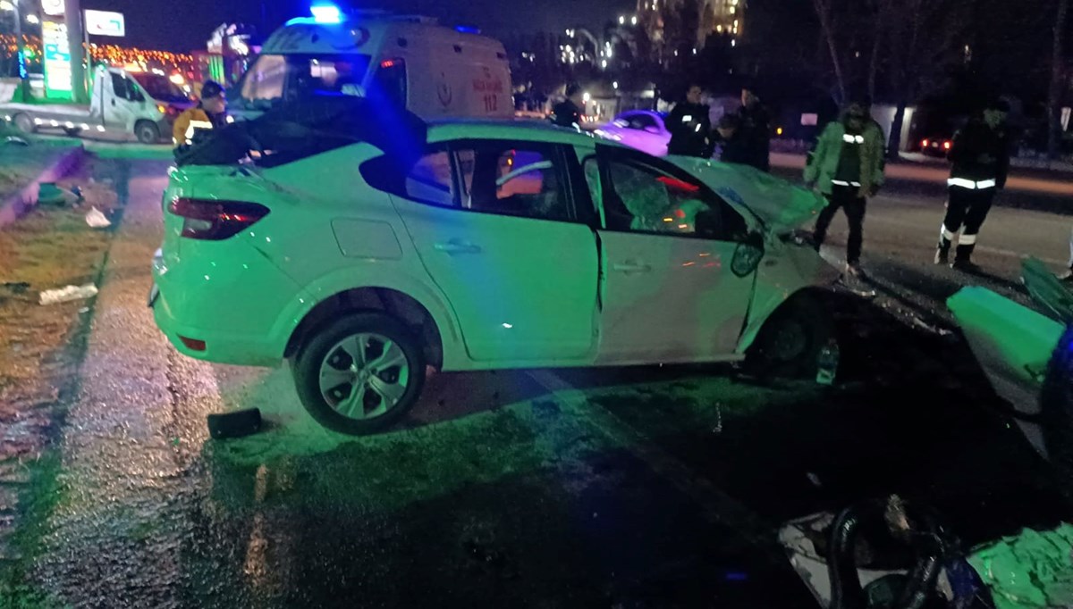 Ankara'da otomobiller çarpıştı: 2 ölü Ankara'da otomobiller çarpıştı: 2 ölü