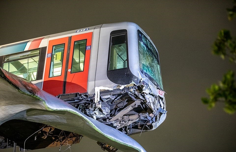 Hollanda'da metroda kaza: Tren 7,5 metre yükseklikte asılı kaldı - 1