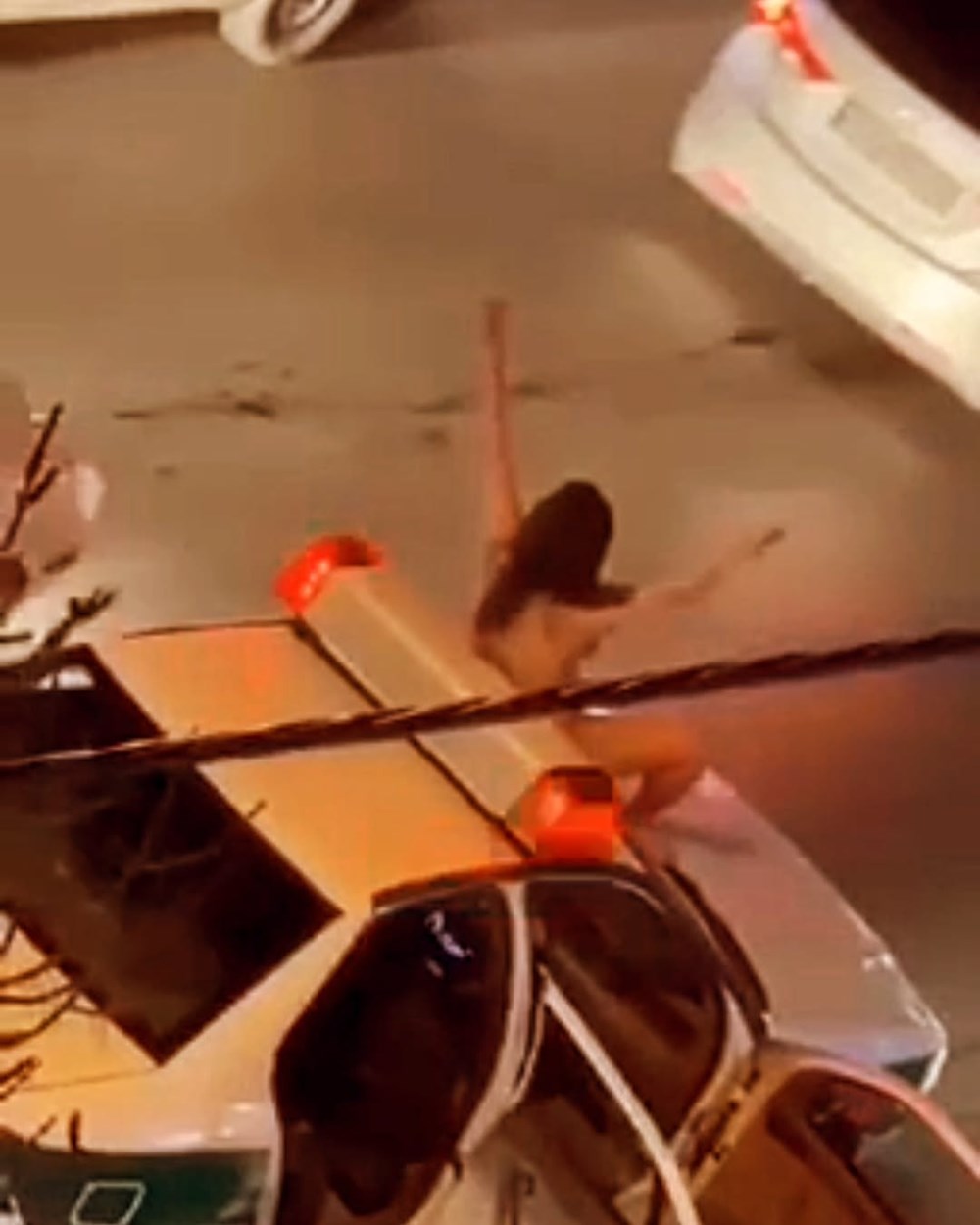 İran'da bir protesto daha: Genç kadın soyunup polis arabasına tırmandı - 1