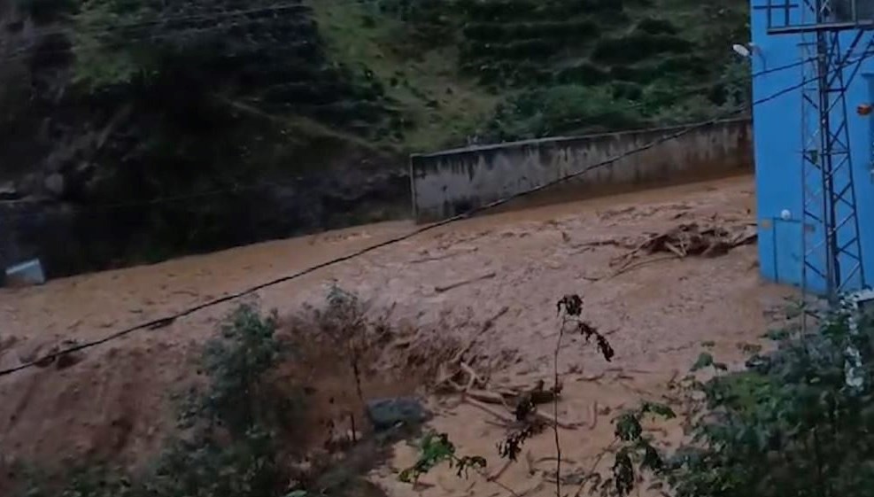 Rize'de heyelan riski: Mahsur kalan 5 kişi kurtarıldı, 16 konut tahliye edildi