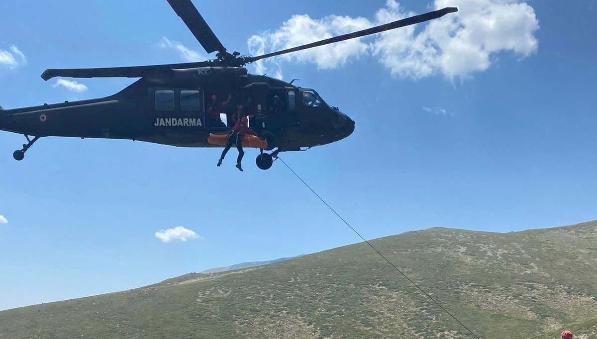 Off-road aracı 100 metrelik uçurumdan düştü: 2 kişi helikopterle alındı