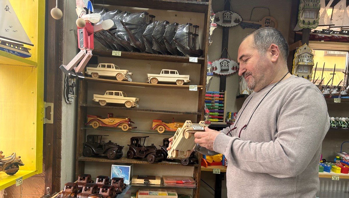 Dijital çağda mesleğini sürdürmeye çalışıyor: Yetişkinliklere de nostalji yaşatıyor Dijital çağda mesleğini sürdürmeye çalışıyor: Yetişkinliklere de nostalji yaşatıyor