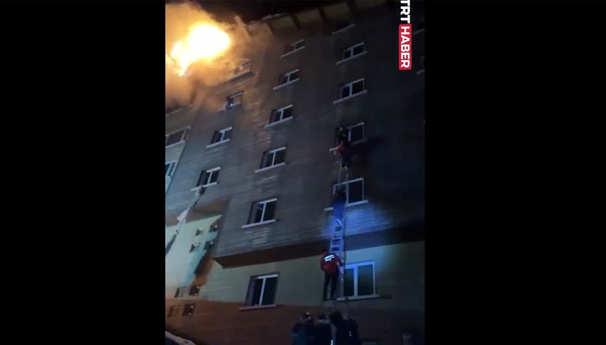 Bolu'daki otel yangını faciasında ilk kurtarma anlarının görüntüleri Bolu'daki otel yangını faciasında ilk kurtarma anlarının görüntüleri