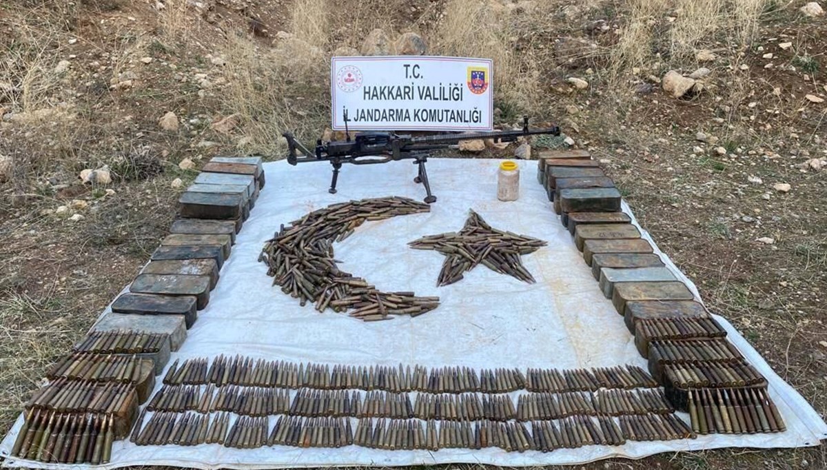 Hakkari'de PKK'lı teröristlere ait silah ve mühimmat ele geçirildi Hakkari'de PKK'lı teröristlere ait silah ve mühimmat ele geçirildi