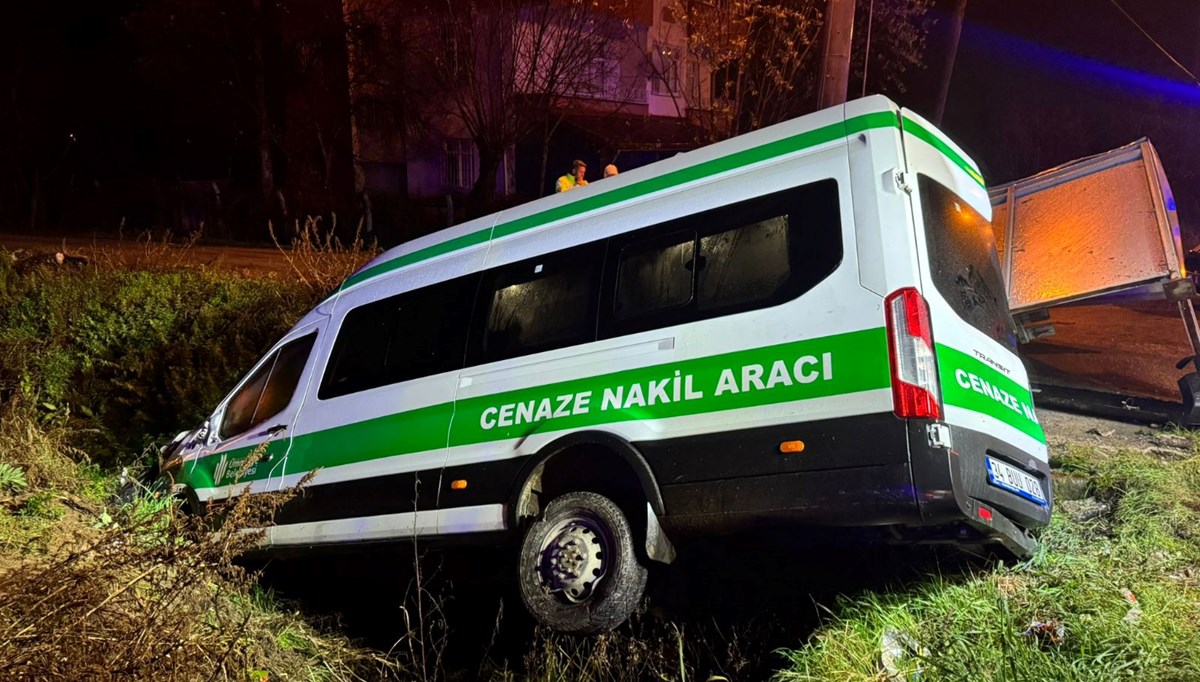 Cenaze nakil aracı su kanalına uçtu: Biri ağır, 10 yaralı