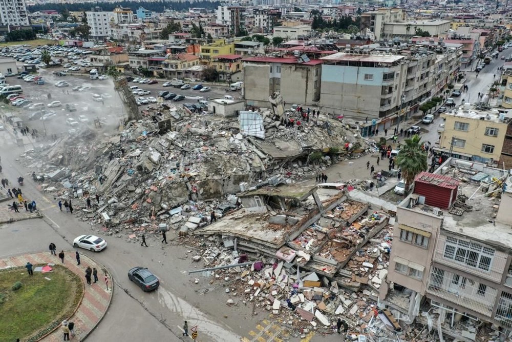 Deprem bölgesinden çarpıcı fotoğraflar: Binalar yerle bir oldu! - 8