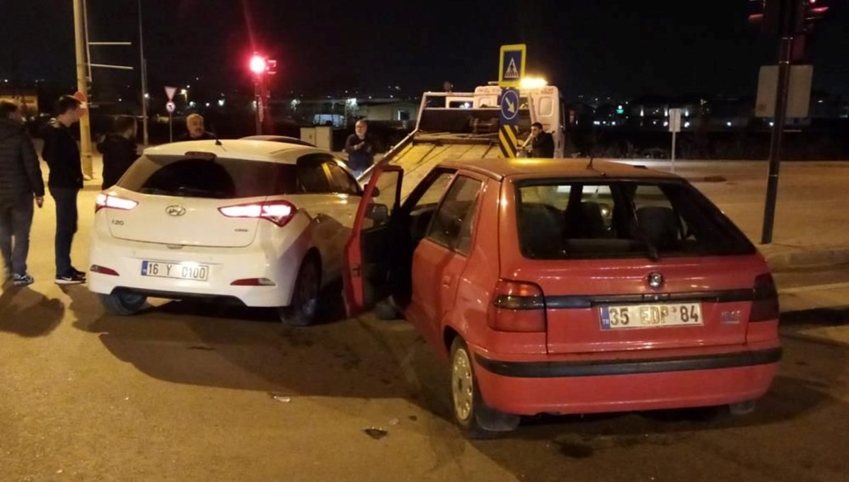Bursa’da iki araç çarpıştı: 5 kişi yaralandı Bursa’da iki araç çarpıştı: 5 kişi yaralandı
