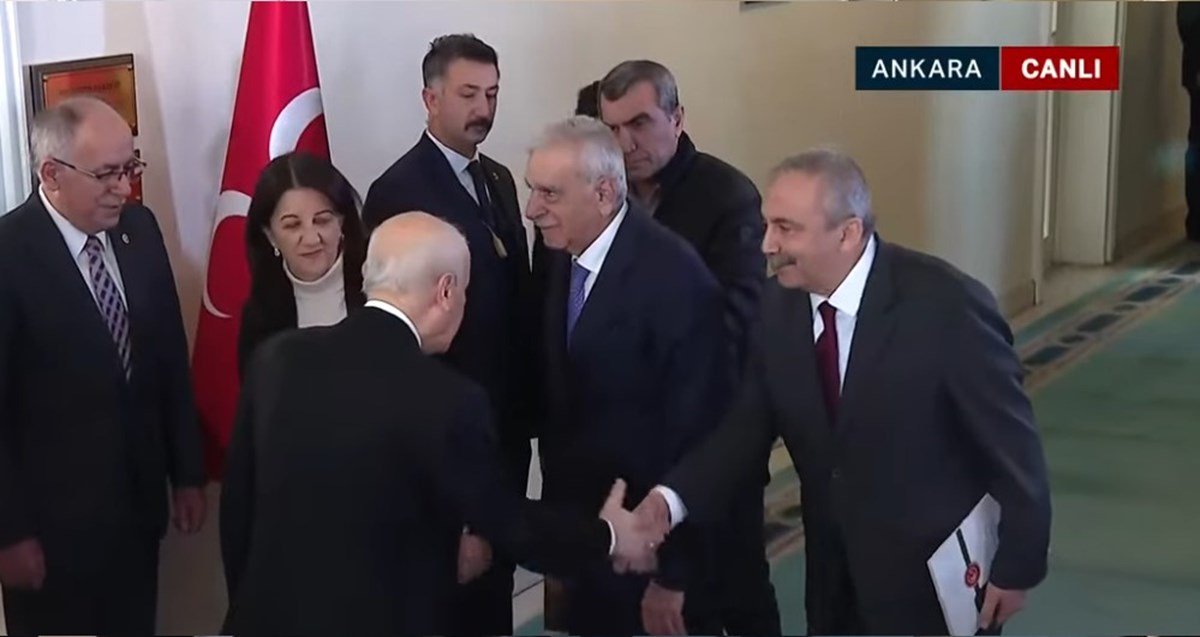 Bahçeli ve DEM Parti heyeti görüşme öncesi tokalaştı Bahçeli ve DEM Parti heyeti görüşme öncesi tokalaştı