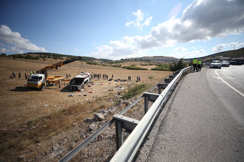 Balıkesir'de yolcu otobüsü devrildi: 15 kişi hayatını kaybetti - 10