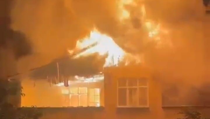 İki katlı ev alevlere teslim oldu