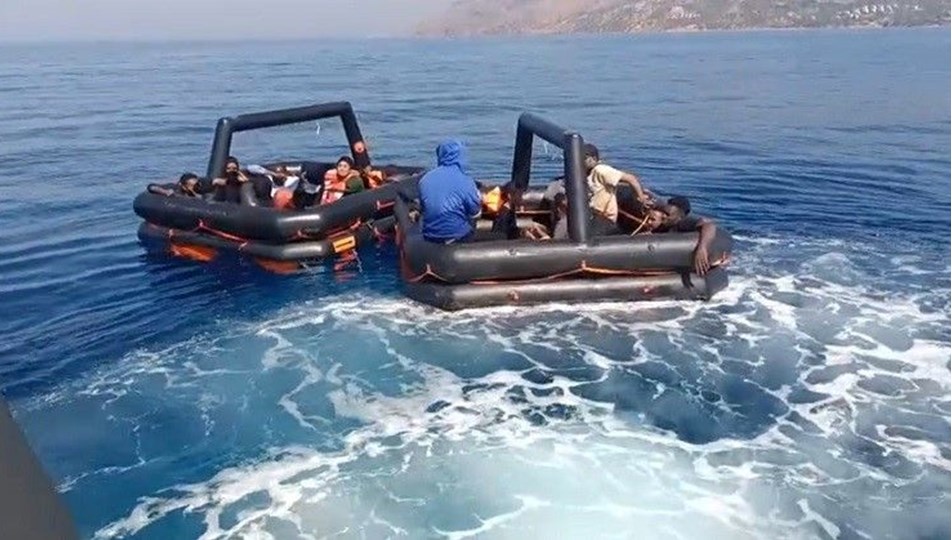 Ayvacık'ta 19 kaçak göçmen kurtarıldı