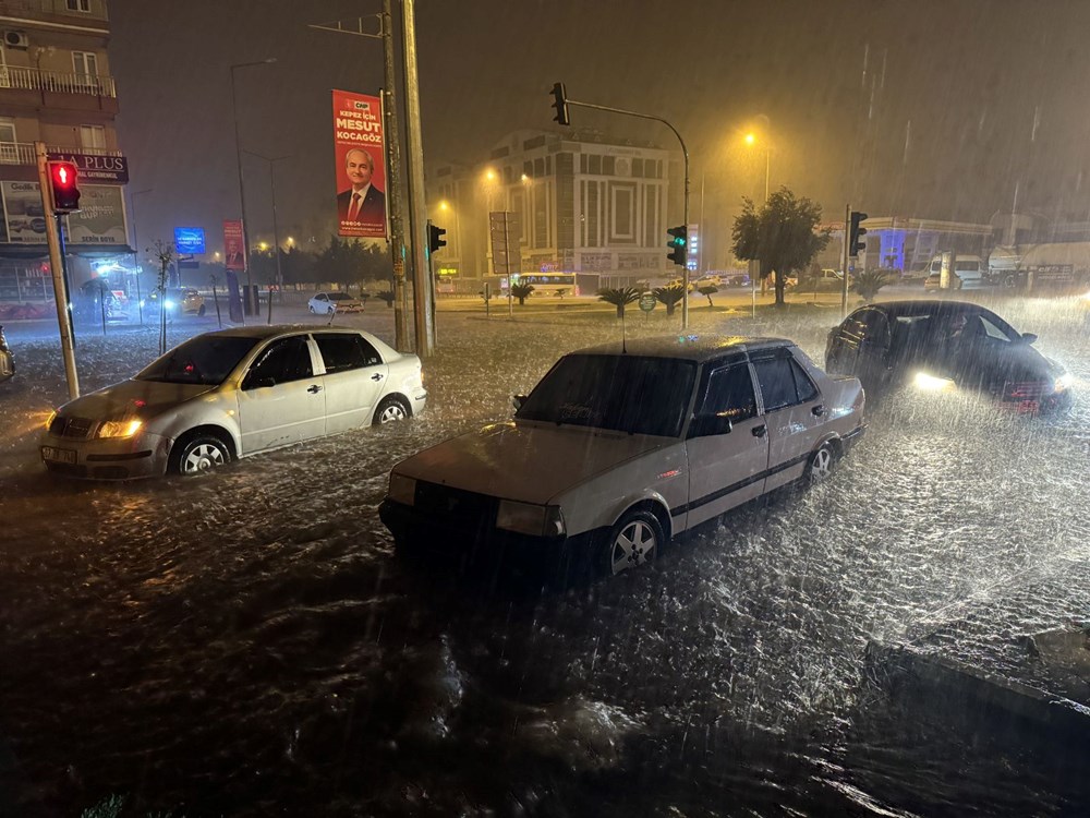 Antalya'da sel ve su baskını: 6  ilçede eğitime ara verildi - 19