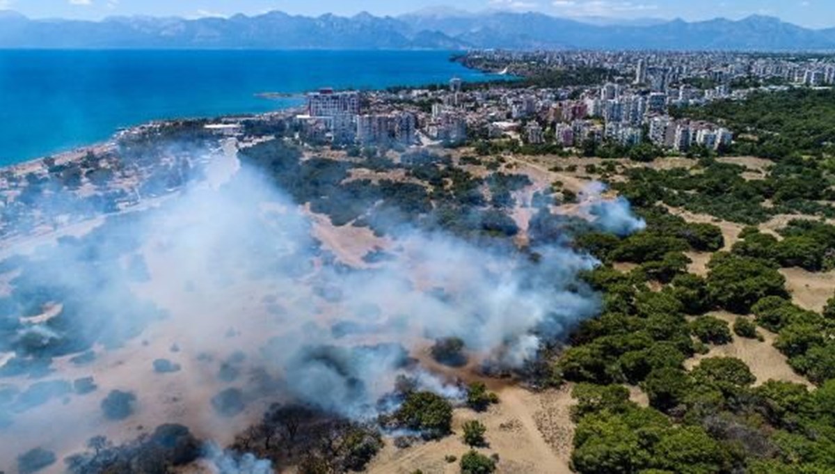 Antalya'da korkutan yangın: Kum taşıdılar