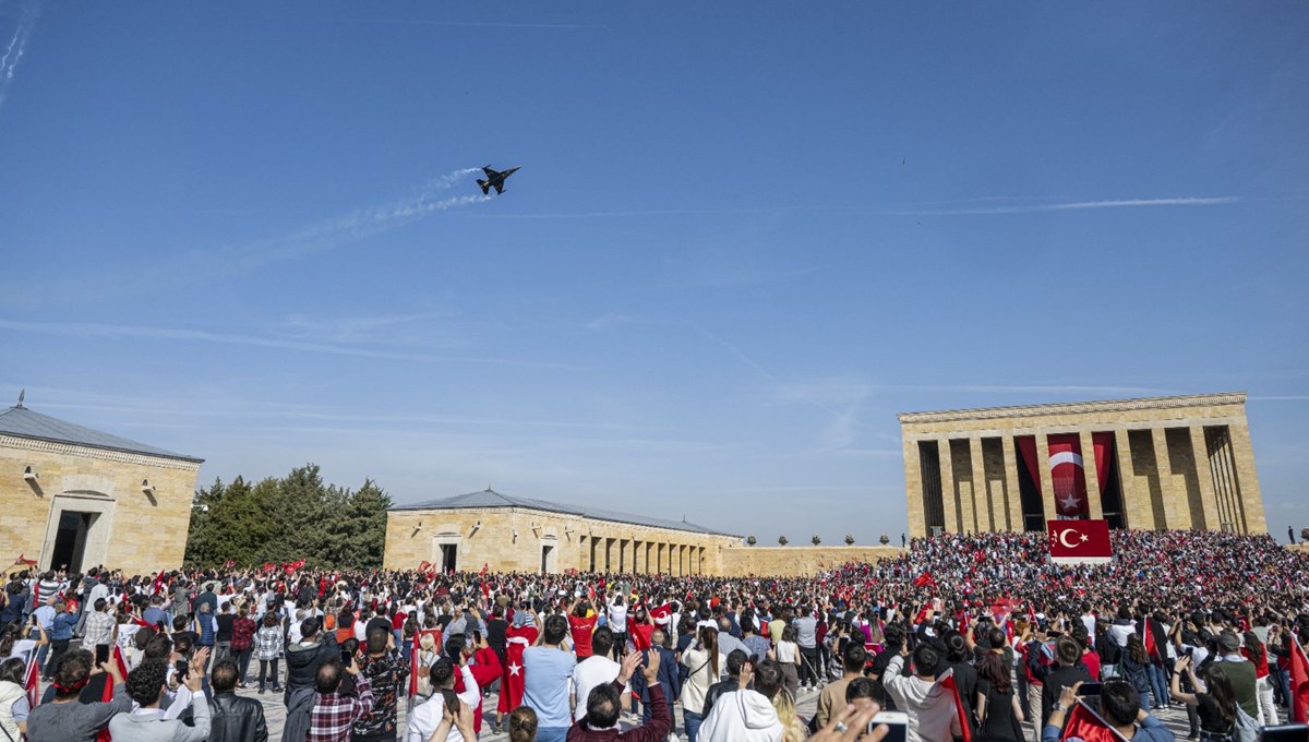 SOLOTÜRK'ten Anıtkabir üzerinde uçuş gösterisi