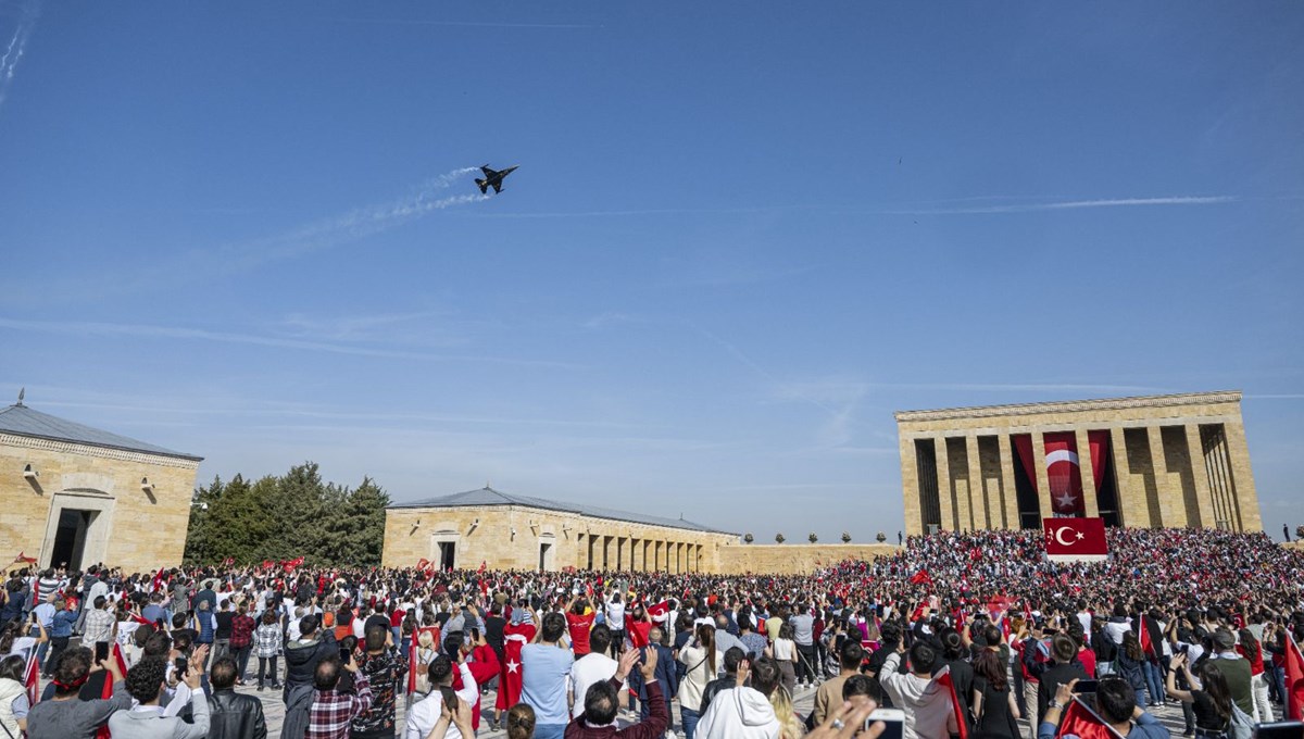 SOLOTÜRK'ten Anıtkabir üzerinde uçuş gösterisi SOLOTÜRK'ten Anıtkabir üzerinde uçuş gösterisi