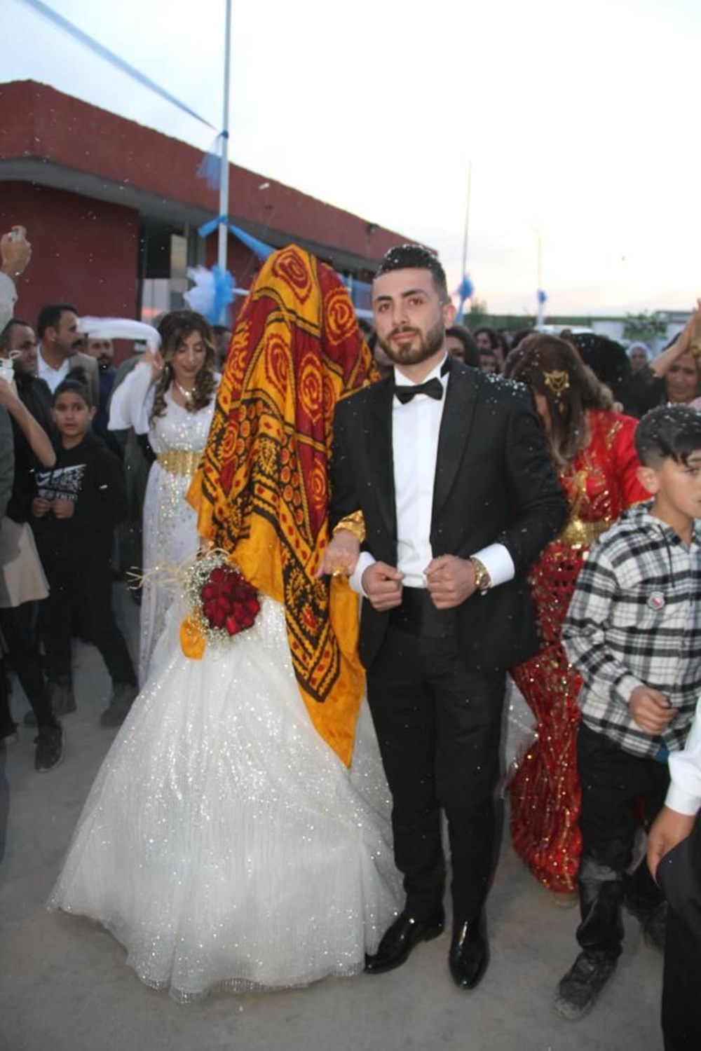 Aşiret düğününde gelinle damada 1 kilo altın - 1