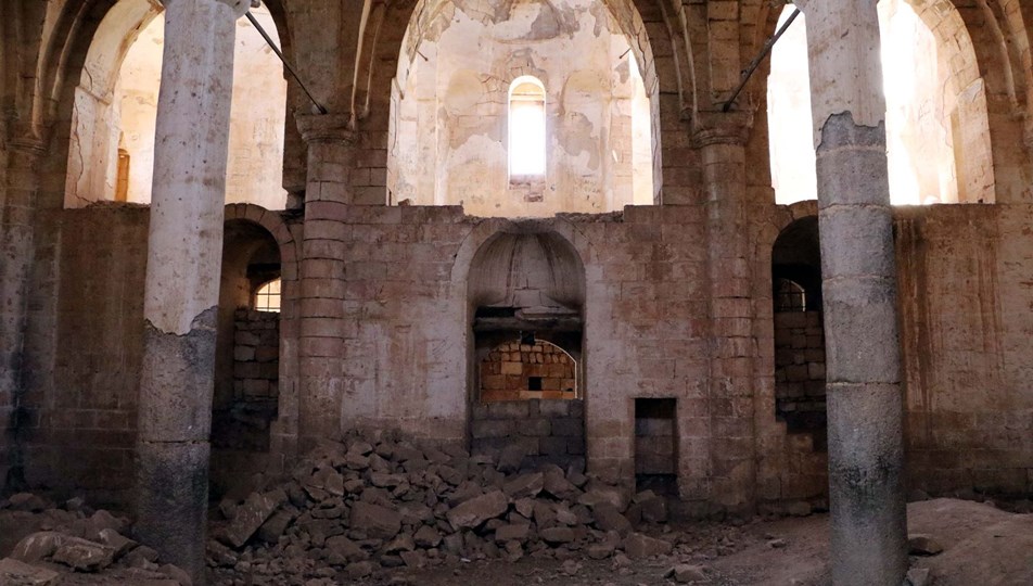 definecilerin tahrip ettigi tarihi alan yikilma tehlikesiyle karsi karsiya