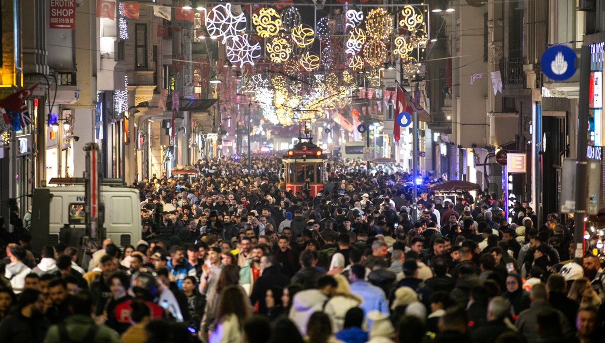 Taksim'de yeni yıla saatler kala hareketlilik başladı