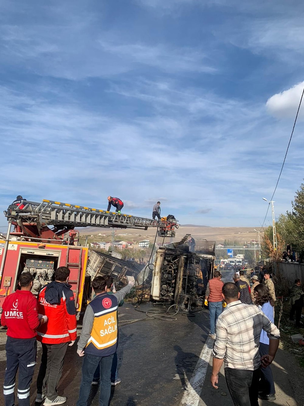 Ağrı'da yolcu otobüsü, iki kamyona çarptı: 7 ölü, 11 yaralı - 4