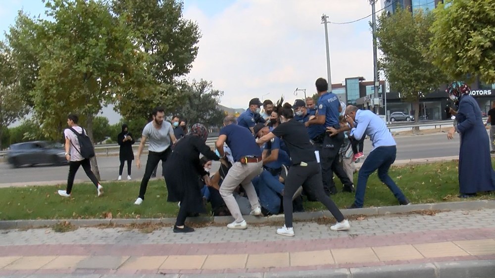 Keşif sırasında kadın sürücüye saldırdılar, polis biber gazıyla müdahale etti - 11