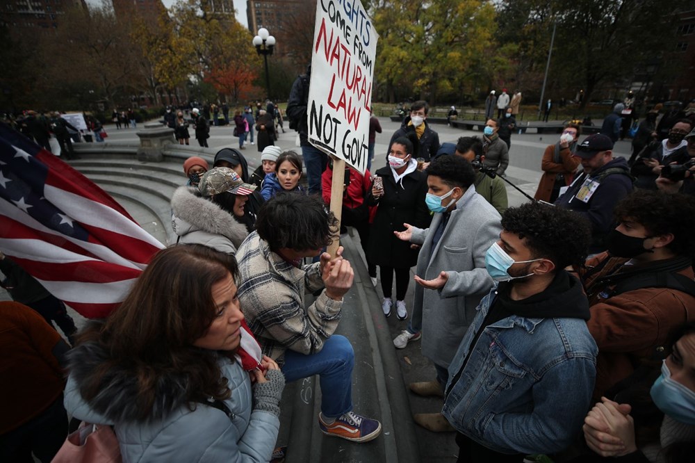 New York'ta karantina karşıtları maske yaktı - 3
