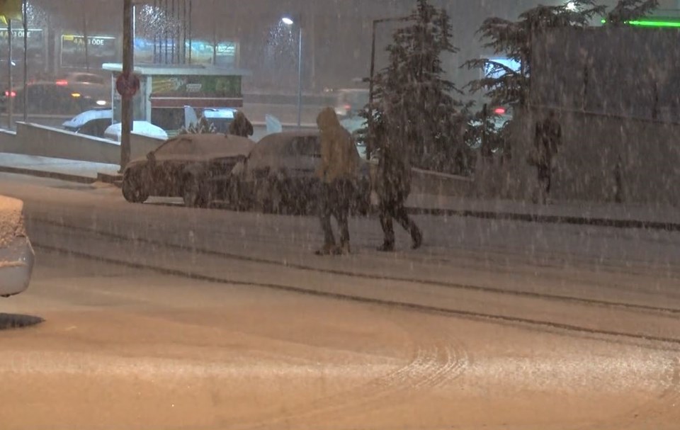 Ankara'da yoğun kar, kenti beyaza bürüdü - 3