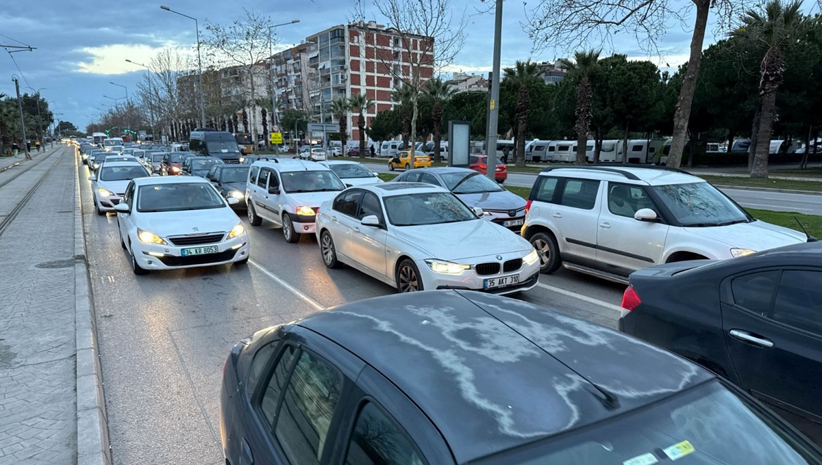 İzmir’de ESHOT grevi! Otobüs şoförleri iş bıraktı, duraklar ve trafikte yoğunluk oluştu