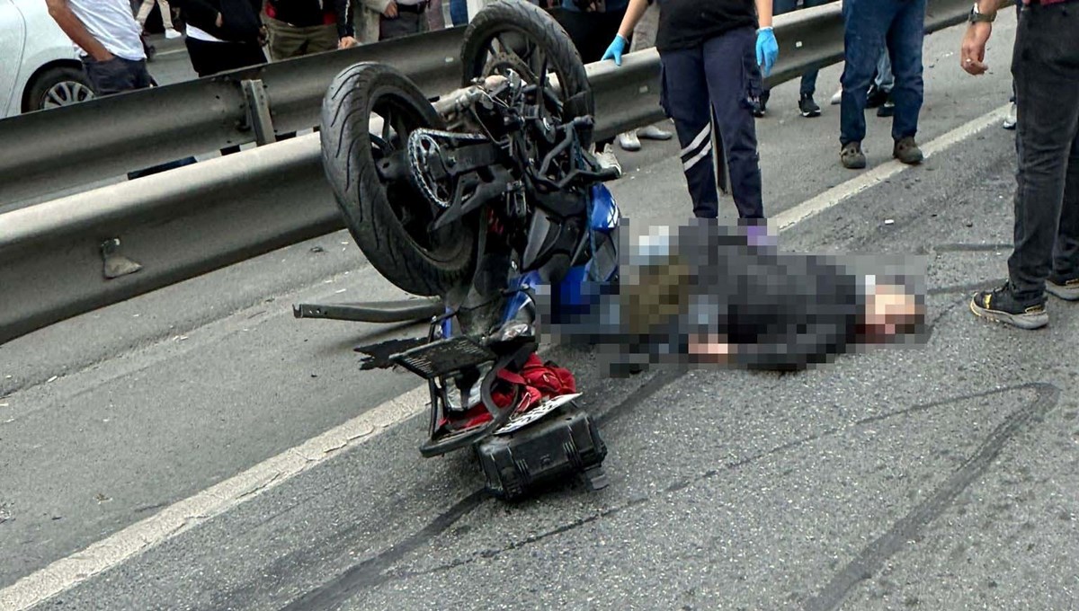 Tur otobüsü ile motosiklet çarpıştı Tur otobüsü ile motosiklet çarpıştı
