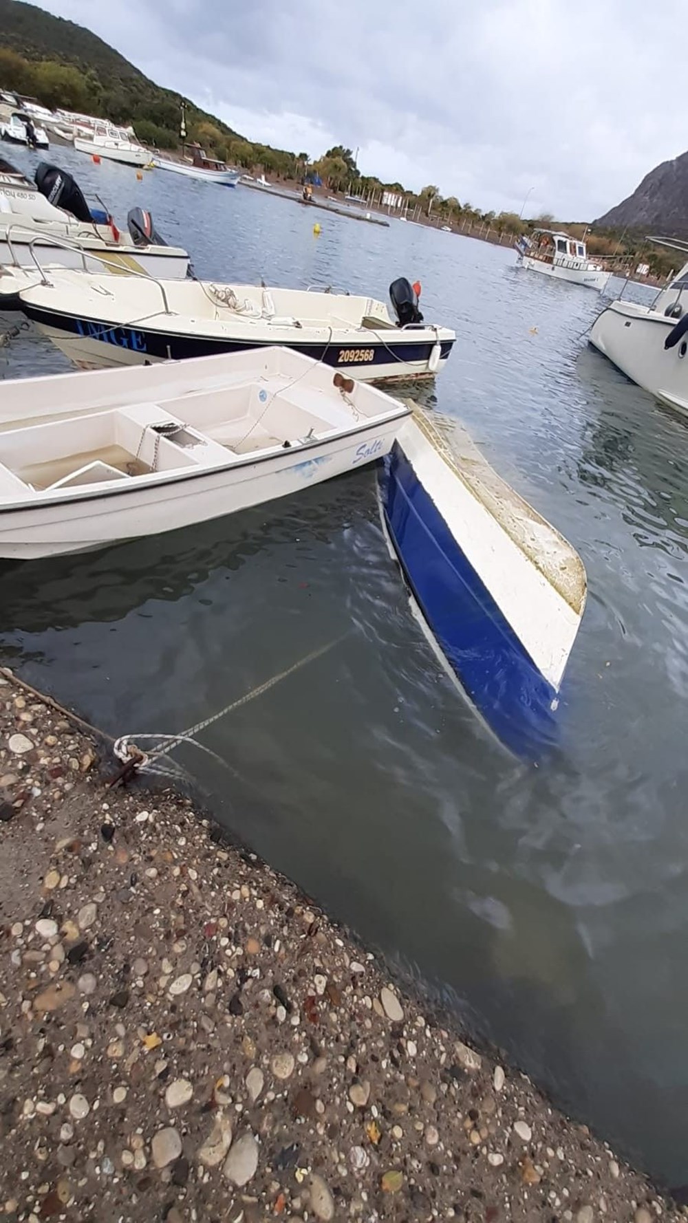 Mersin'de fırtına: Tekneler battı, çatılar uçtu - 4