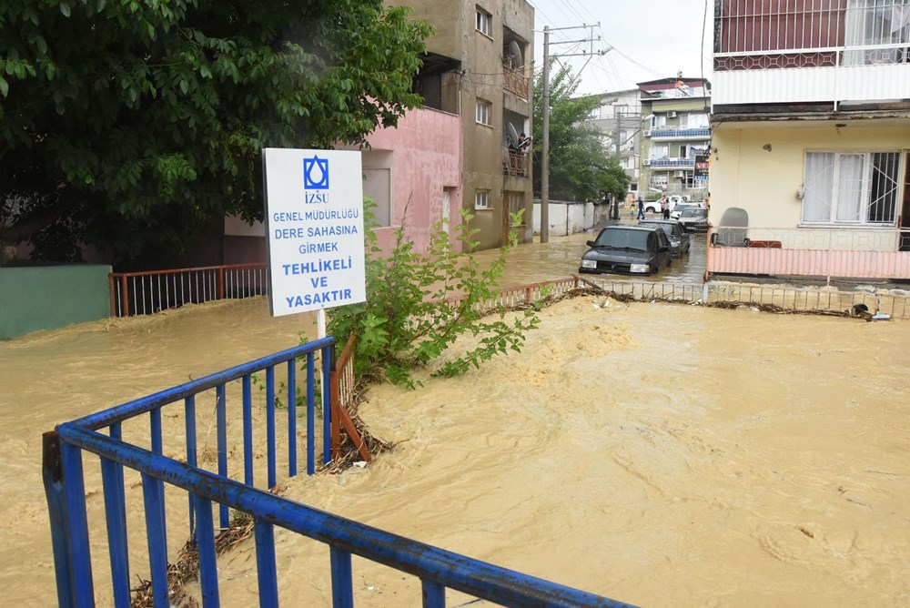 İzmir'de sağanak: Dereler taştı, evleri su bastı