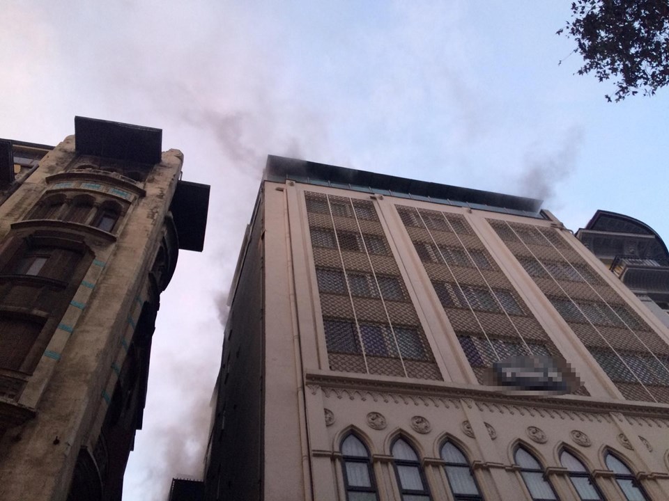 Karaköy'de 9 katlı otelde yangın paniği - 1