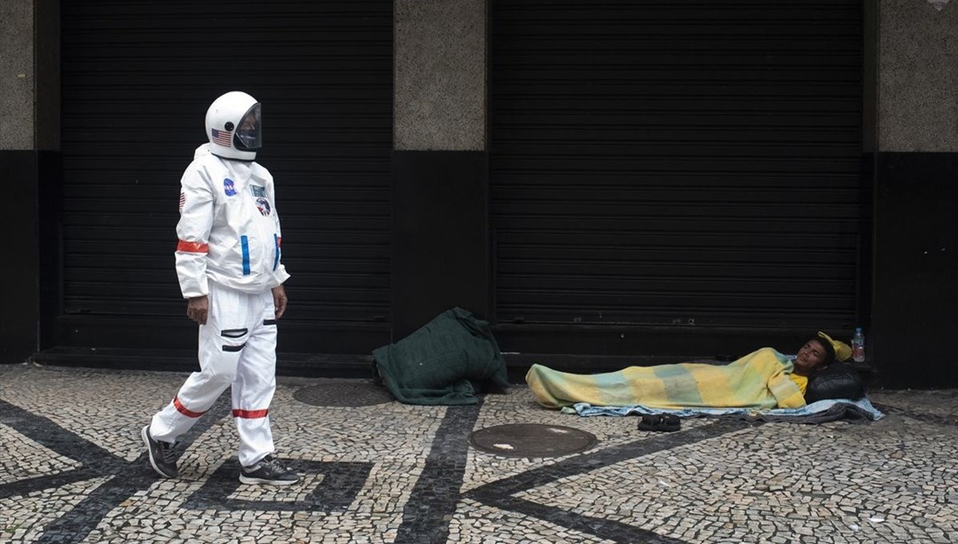 Rio de Janeiro'da astronot kıyafetiyle virüsten korunmaya çalışıyor