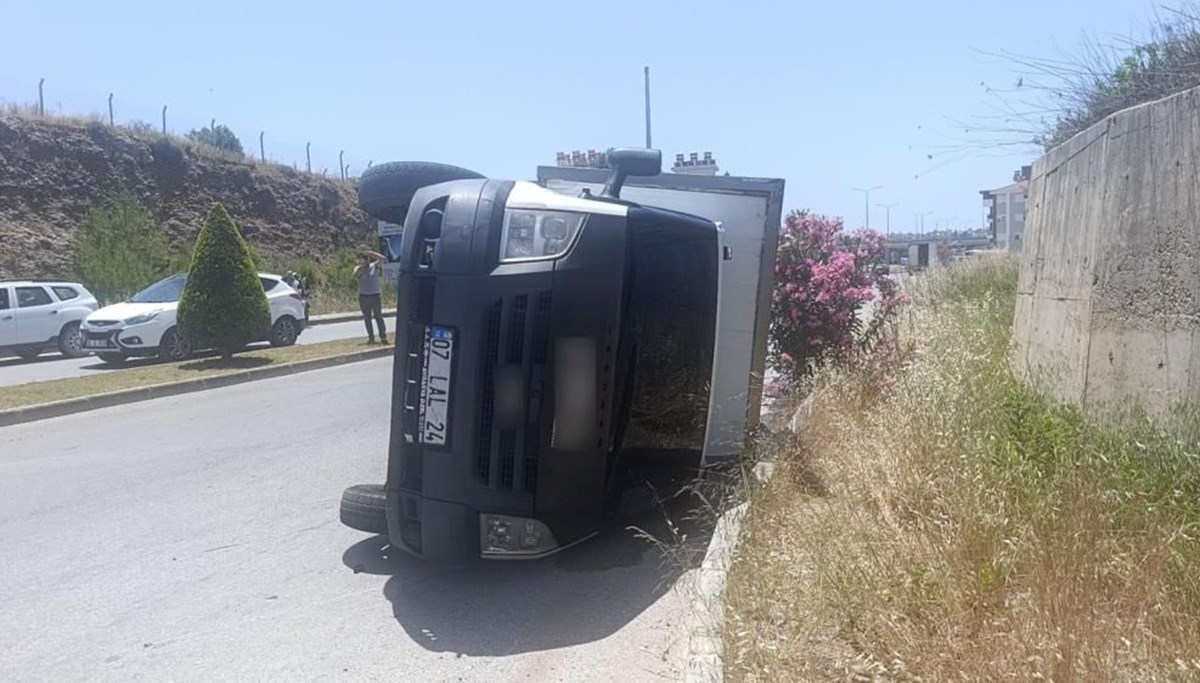 Manavgat'ta kaza: Kamyonet devrildi Manavgat'ta kaza: Kamyonet devrildi