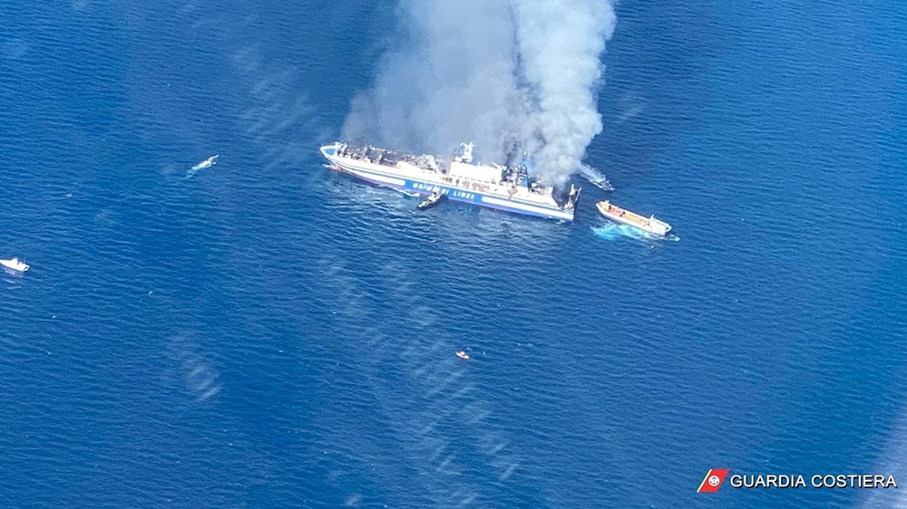 Yunanistan'da yolcu gemisinde yangın - 11