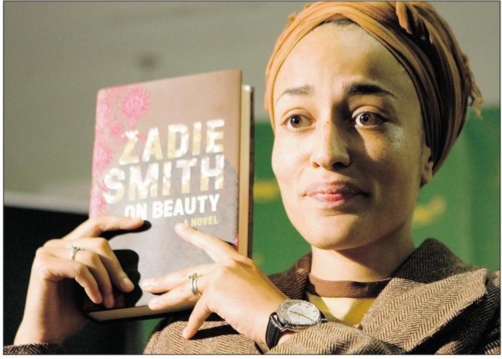 Зэди смит. Zadie. Читалка Zadie Smith on Beauty. Смит Зэди "белые зубы".