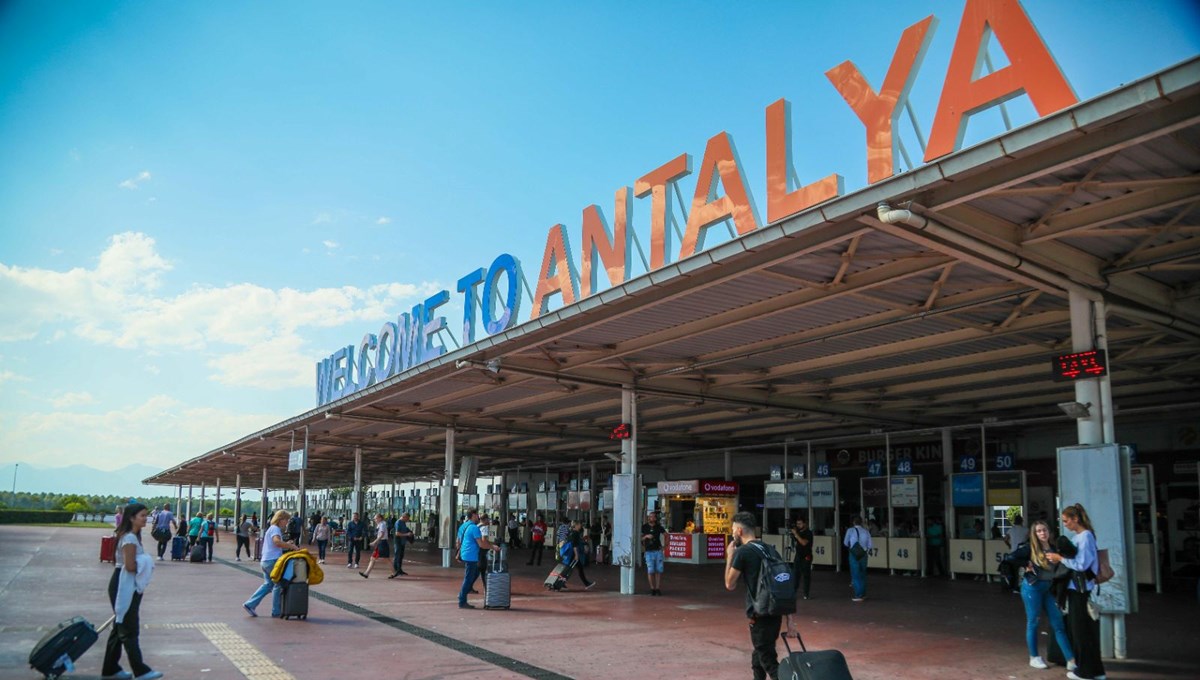 Antalya'ya hava yolu ile gelen turist sayısı 2 milyonu geçti