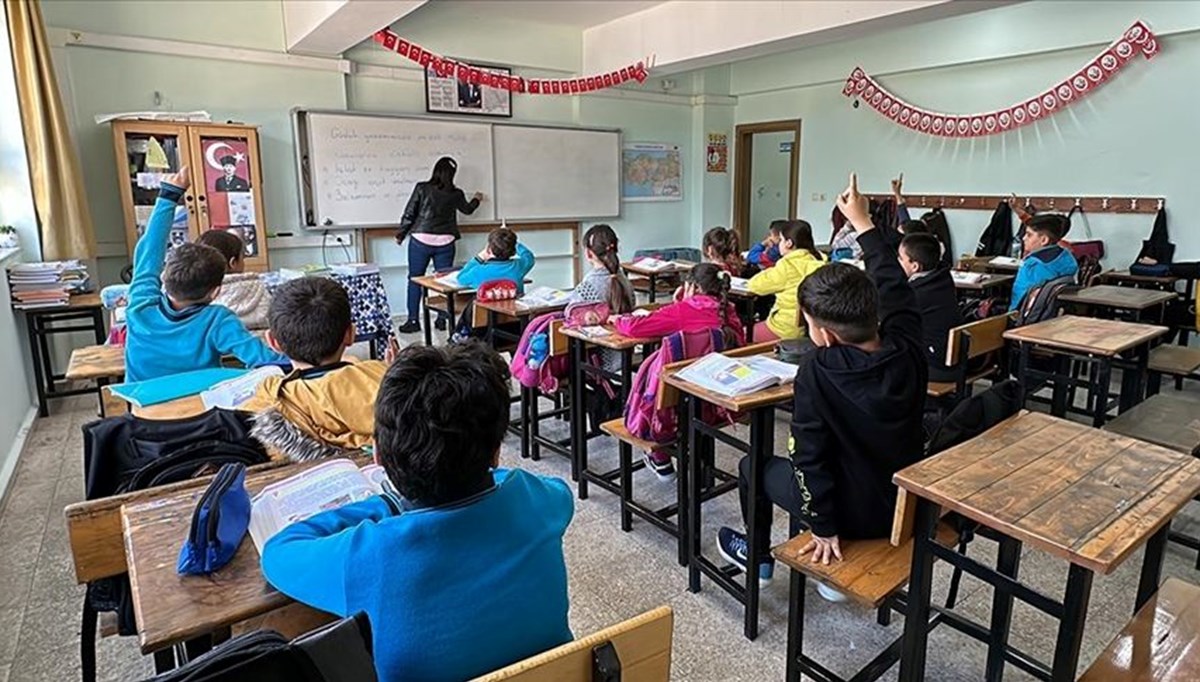 Depremden 77 gün sonra Adıyaman'da öğrenciler dersbaşı yaptı Depremden 77 gün sonra Adıyaman'da öğrenciler dersbaşı yaptı
