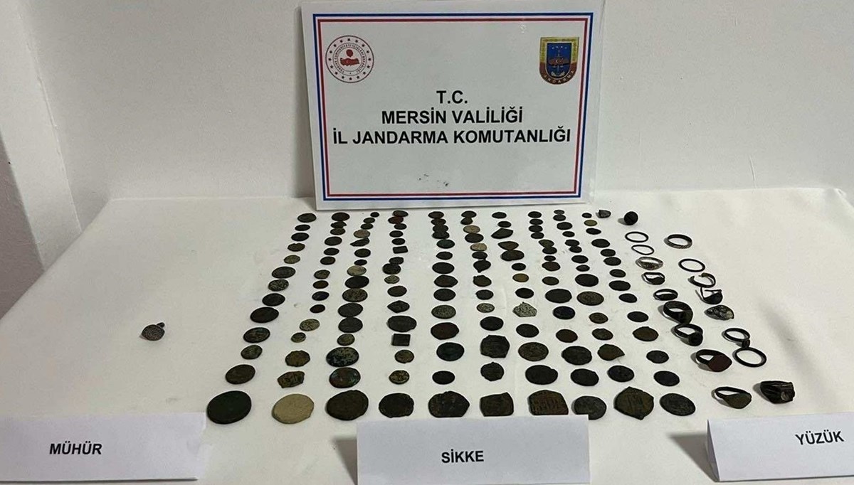 Mersin'de 147 sikke, 17 yüzük ve el yazması kitap ele geçirildi