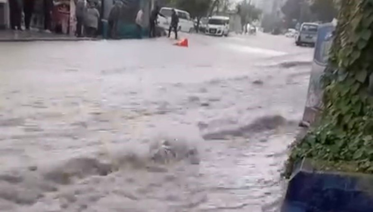 Ankara'yı sağanak vurdu: Yollar göle döndü, iki kardeş sele kapıldı Ankara'yı sağanak vurdu: Yollar göle döndü, iki kardeş sele kapıldı