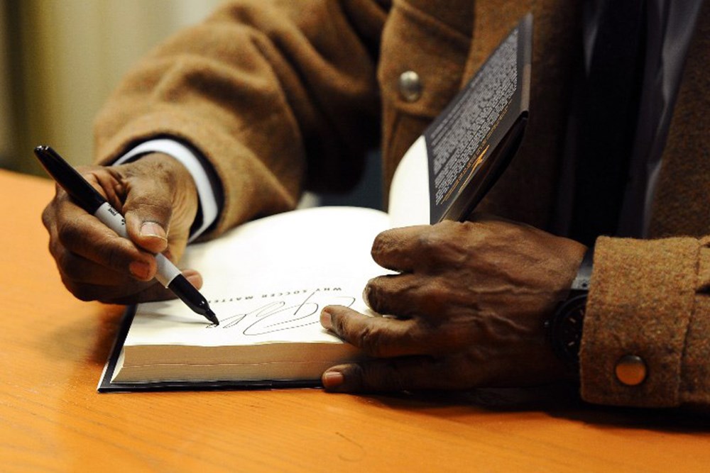 Pele Kitab n Imzalad Magazin Haberleri