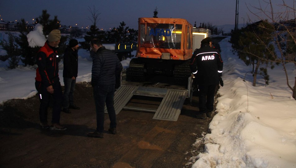 Dağda mahsur kalan 4 genç donmak üzereyken kurtarıldı