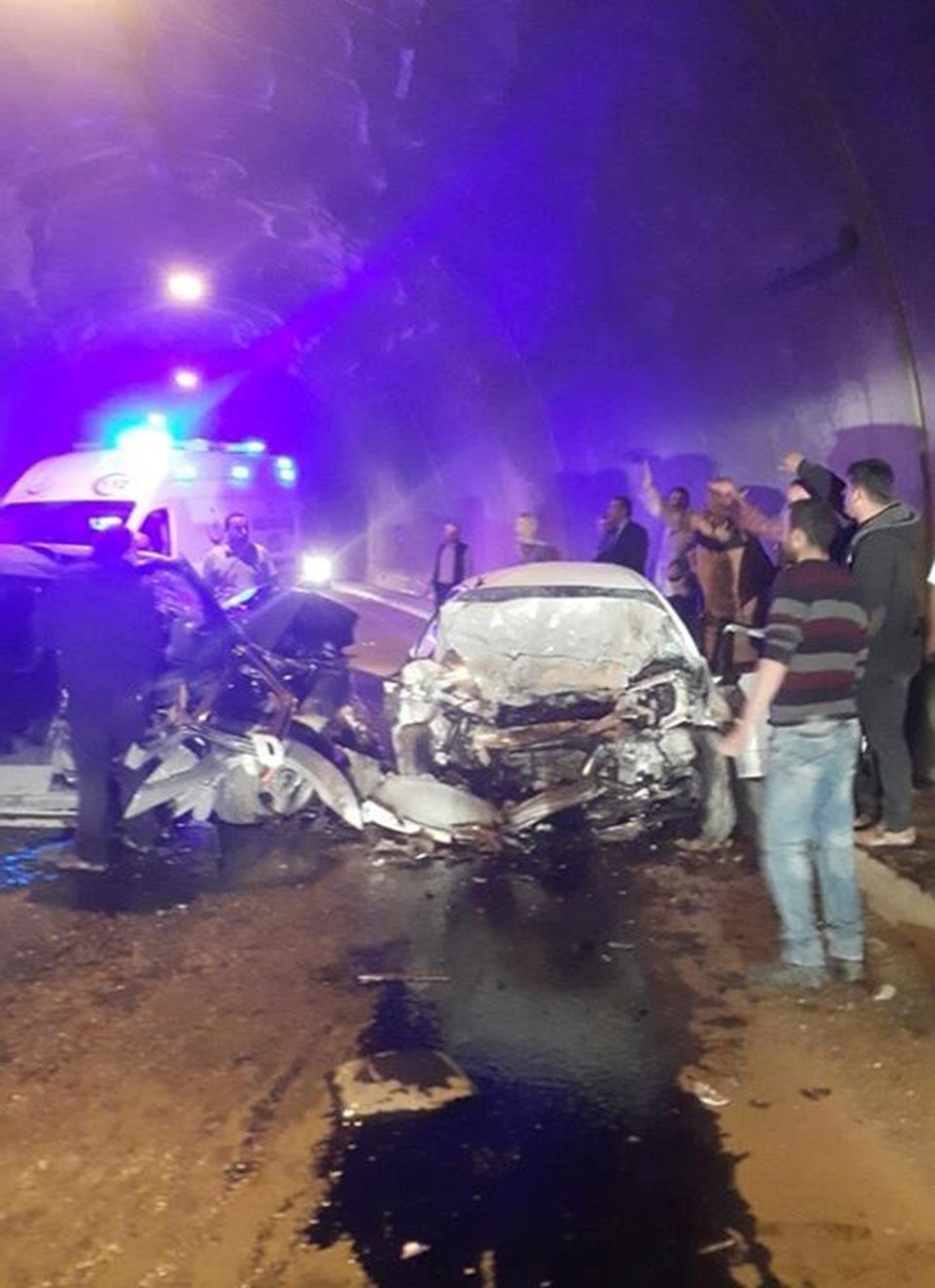 Artvin'de tünelde trafik kazası: 3 ölü, 3 yaralı - 1