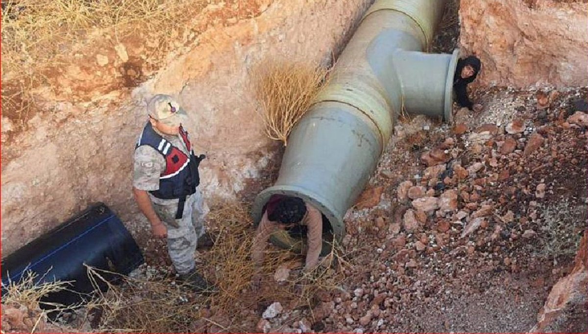 Sulama borusundan kaçak göçmen çıktı Sulama borusundan kaçak göçmen çıktı