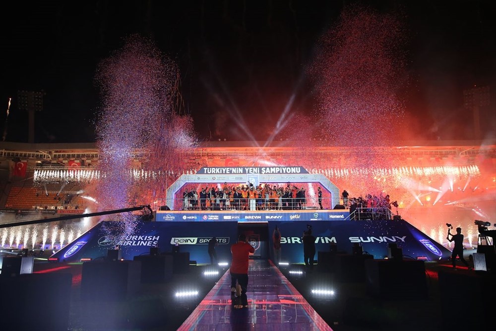 Medipol Başakşehir, şampiyonluk kupasını kaldırdı - 4