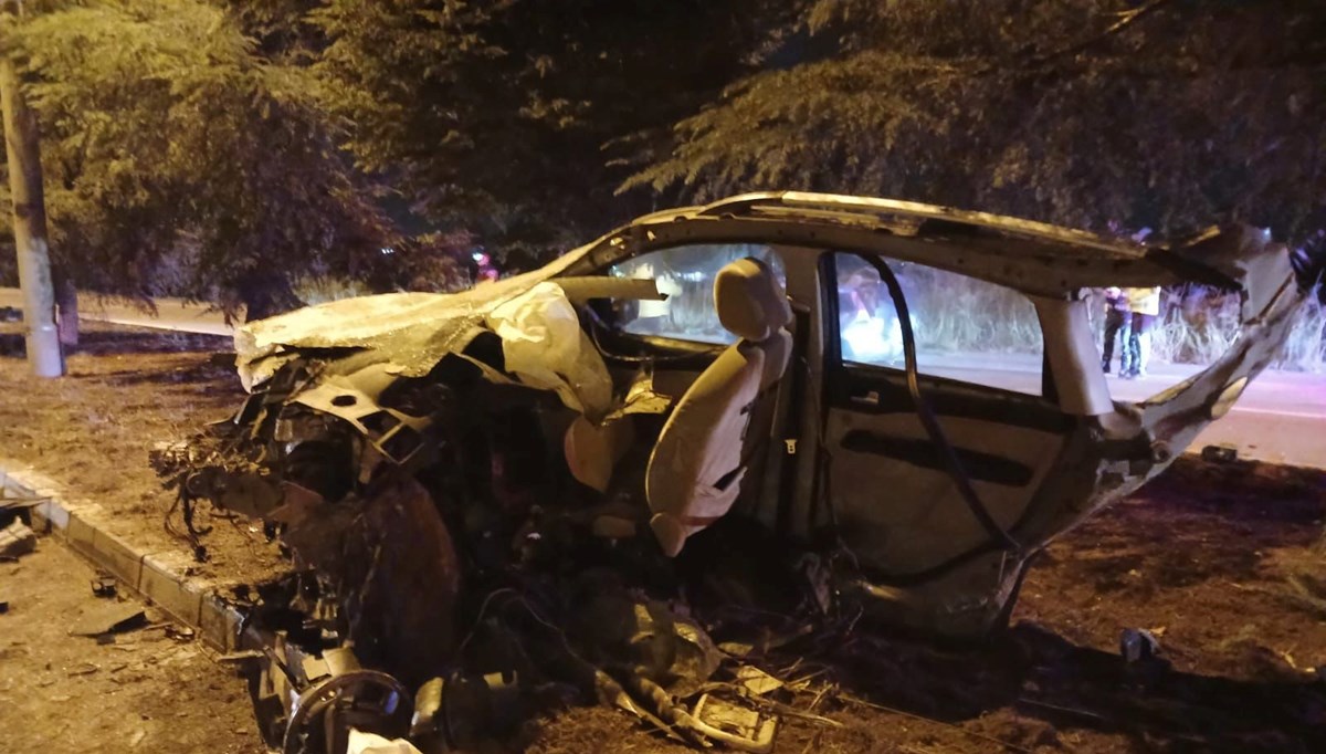 Refüje çarpan otomobilin sürücüsü hayatını kaybetti Refüje çarpan otomobilin sürücüsü hayatını kaybetti