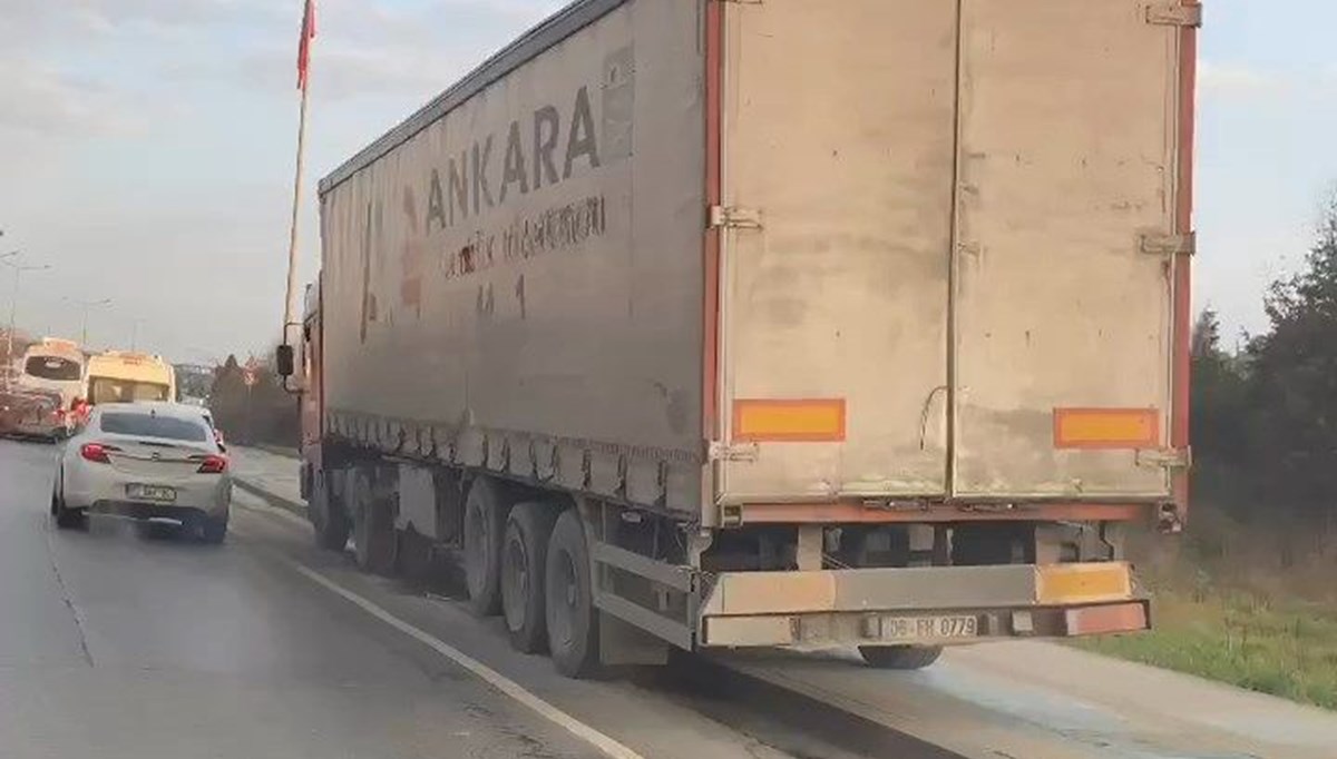 Esenyurt’ta kaldırımdan giden TIR sürücüsüne para cezası Esenyurt’ta kaldırımdan giden TIR sürücüsüne para cezası