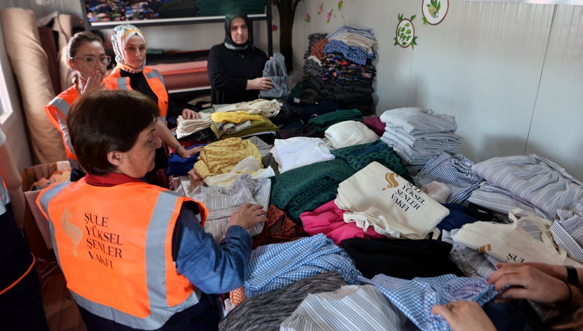 Hatay'da dikilen kıyafetler afetzede kadın ve çocuklara dağıtıldı