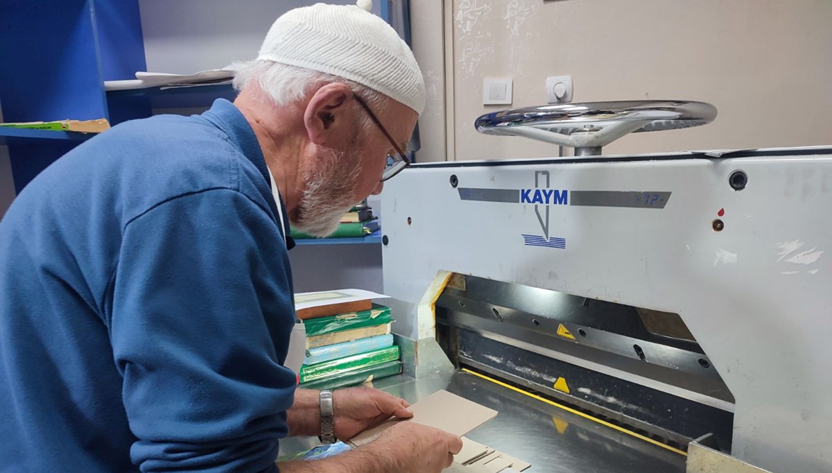 70 yaşındaki Mahmut amca ciltçiliği sürdürüyor: Bu işi bir gönül işi olarak görüyor